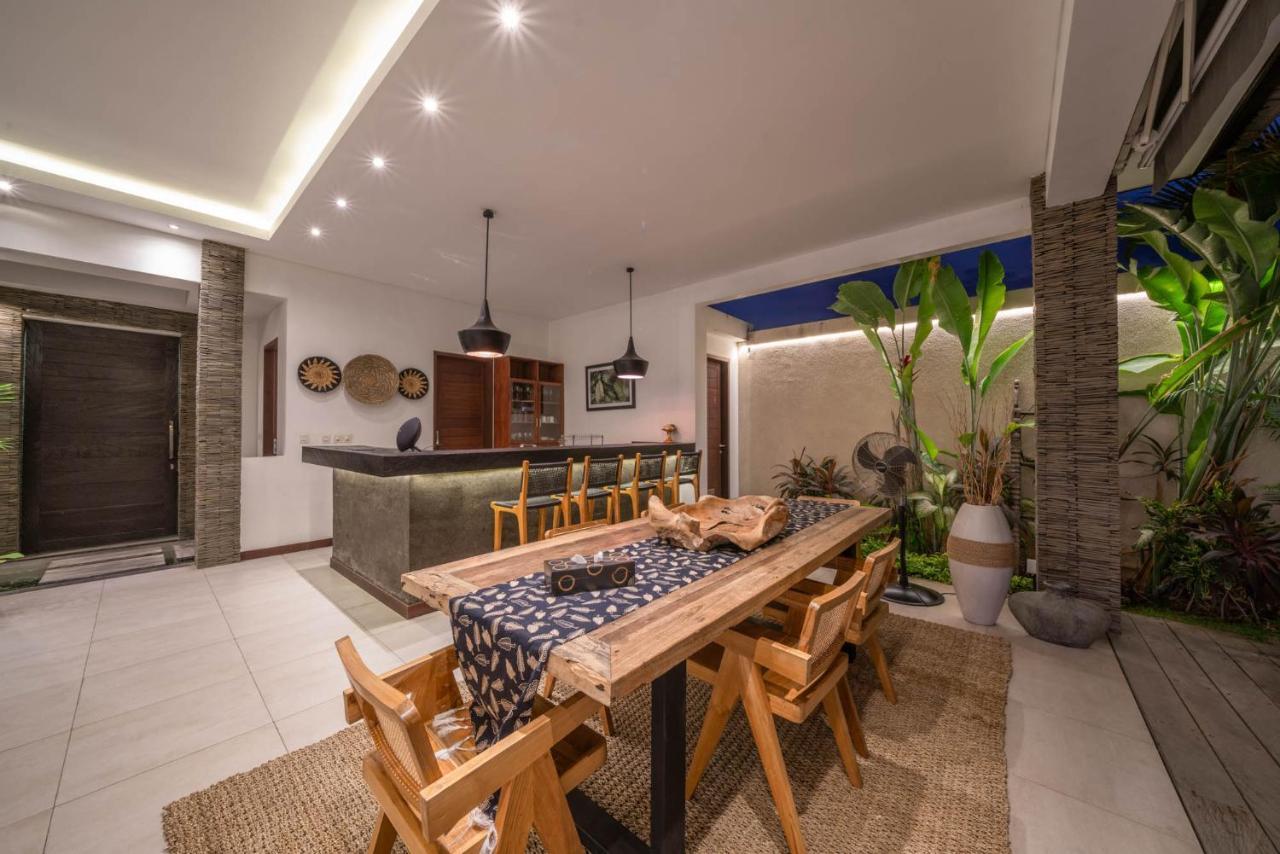 Tira - Elegant 3br In Villa Seminyak (Bali)