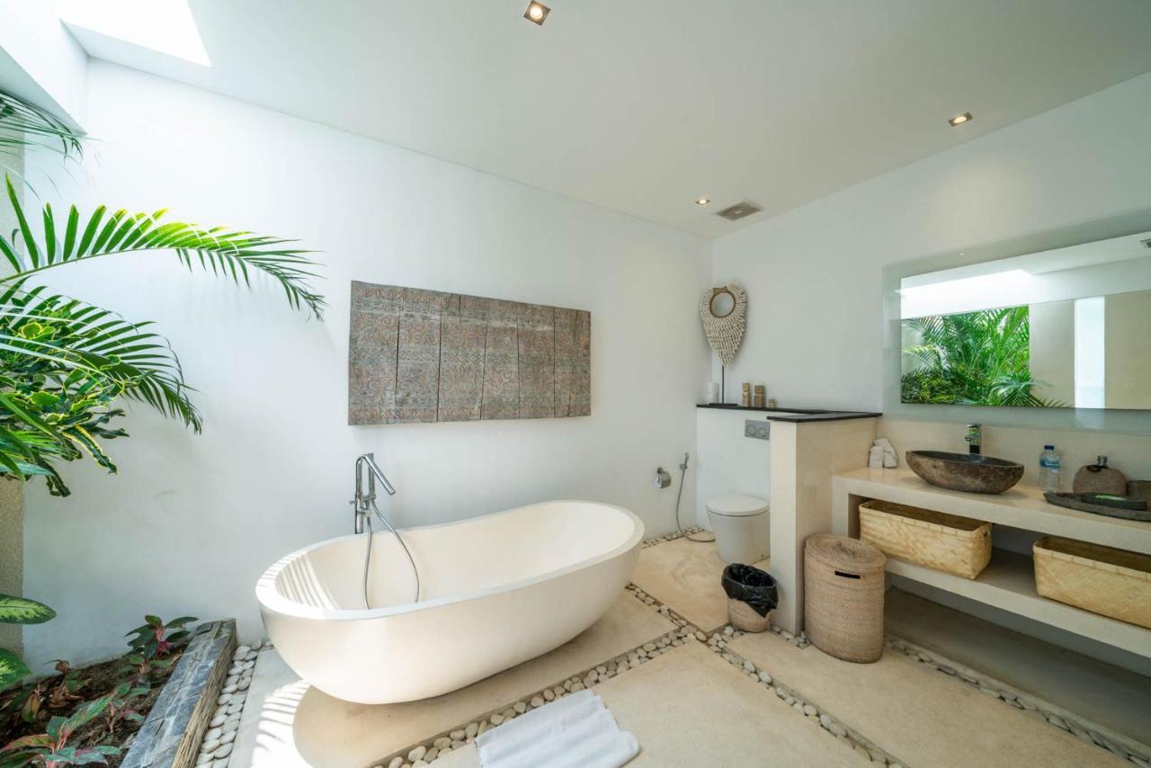 Tira - Elegant 3br In Villa Seminyak (Bali)